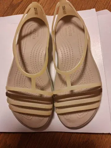 Crocs 크림색 이사벨라 플랫 샌들 W6 (약 22cm)