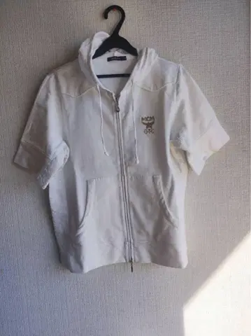 MCM OFC 화이트 후드 숏 후드티