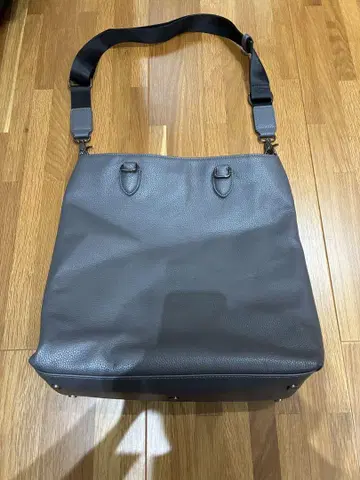 회색 합성 피혁 숄더백