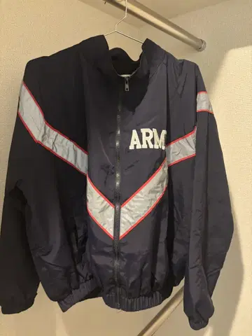 ARM 스트라이프 디자인 나일론 재킷
