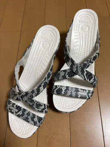 Crocs 크로스 스트랩 컴포트 샌들