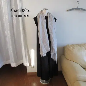 Khadi&Co. 베이지와 그레이 스트라이프 스카프