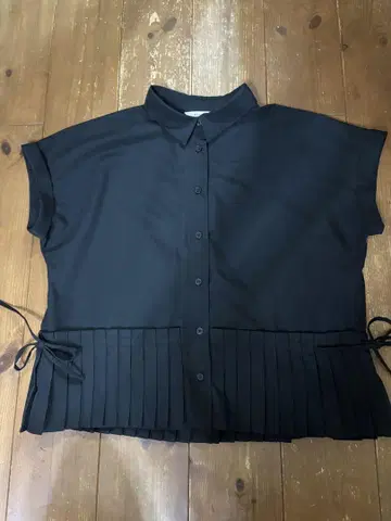 BEAMS HEART 밑단 플리츠 반팔 블랙