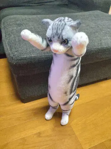 서 있는 고양이 봉제 인형