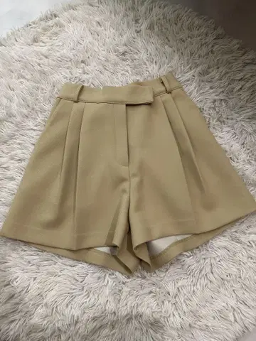 베이지 플리츠 하이웨스트 숏팬츠