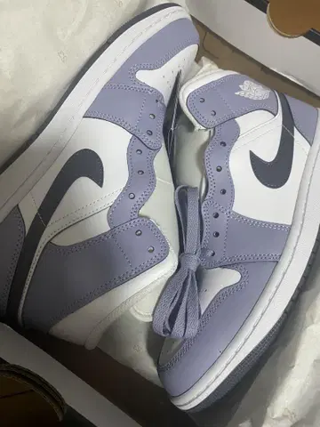 미사용 새상품 AIR JORDAN 1 MID