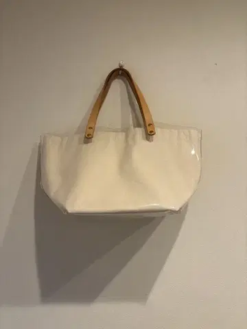 HARRIET 에나멜 토트백 하리에트