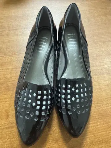 fitfit 블랙 에나멜 컷워크 펌프스니커즈 23.5cm