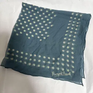 마가렛호웰 도트 무늬 스카프 톤 다운된 하늘색 42cm x 42cm