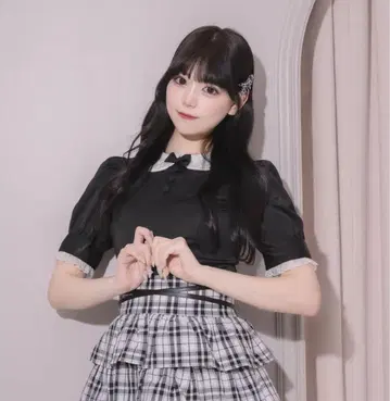 pium 휘핑 프릴 칼라 블라우스
