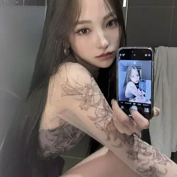 Lily tatto tops