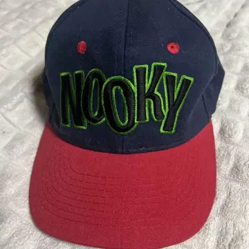 [즉시 구매 가능] NOOKY 자수 로고 캡 네이비 빨간색