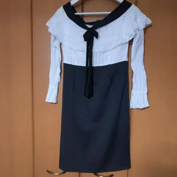 프릴 리본 무릎 기장 원피스