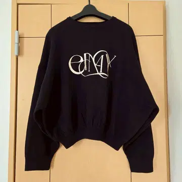 eimy 로고 블랙 니트 스웨터