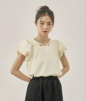 moi tytto 리버서블 퍼프 디자인 블라우스 내추럴 색상