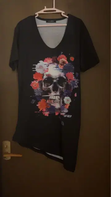 CIVARIZE 스컬과 꽃 V넥 티셔츠