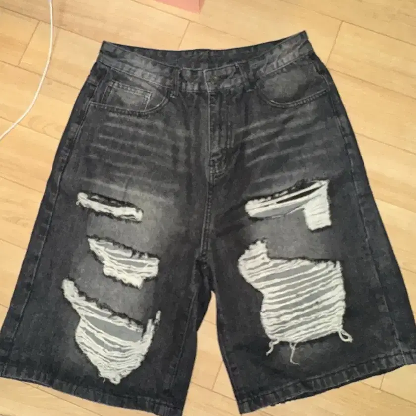 【SATIIIZ】Nez Damage Bermuda Denim Pants Nez Damage Bermuda Denim Pants - satiiiz