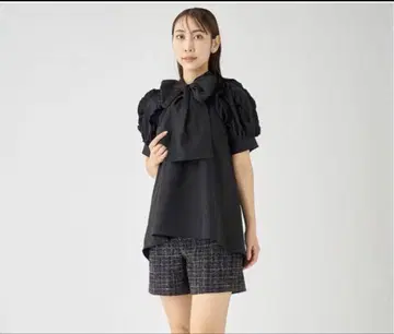 CELFORD 스캘럽 절개 백리본 블라우스 블랙