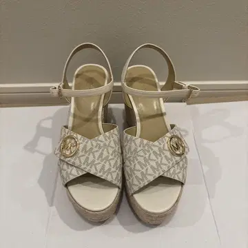 Michael Kors 베이지 웨지 샌들