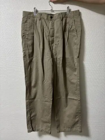 베이지 플리츠 치노 팬츠