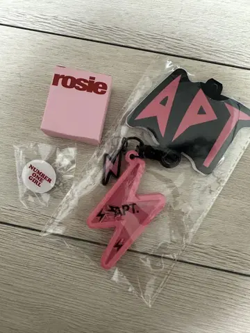 BLACKPINK 로제 rosie 팝업 APT 키링 & 핀 배지