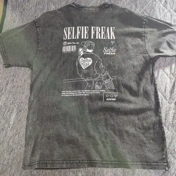 SELFIE FREAK 다크 그레이 T셔츠