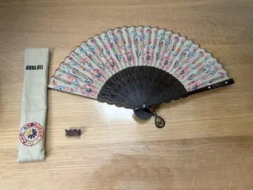 안나수이 꽃무늬 디자인의 접이식 부채
