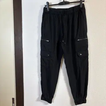 검은색 카고 팬츠