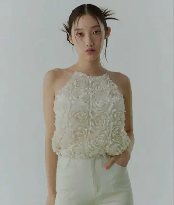 볼륨 플라워 모티브 아메슬리 상의 아이보리