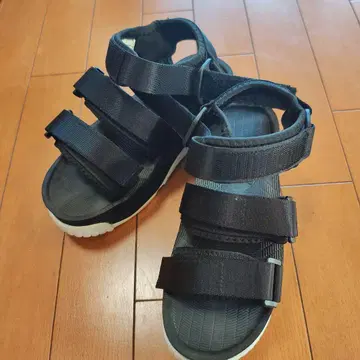 새상품급 SHAKA 어반 리서치 23cm 샌들