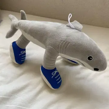 신발을 신은 상어 봉제 인형 트랄라렐로트랄랄라