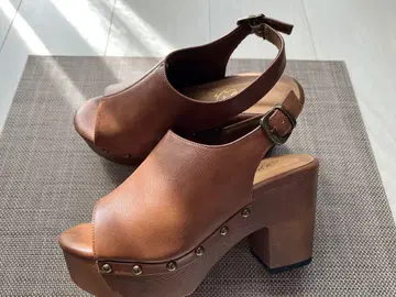 브라운 오픈토 하이힐 샌들