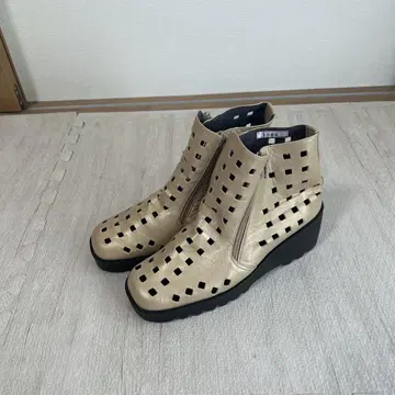 골드 메쉬 디자인 통굽 부츠