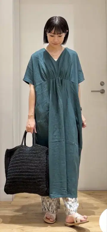 어반 리서치 도어스*린넨 레이온 V넥 절개 개더 원피스