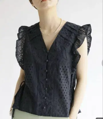 새상품급 IENA 컷워크 레이스 뷔스티에 블라우스 블랙