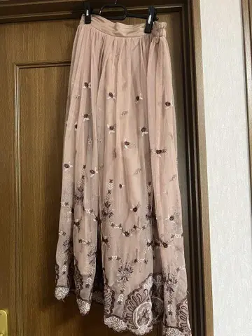 꽃무늬 자수 옅은 핑크 롱 스커트