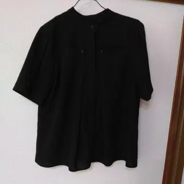 블랙 반팔 셔츠 버튼 부착