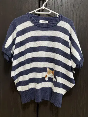 HIKOSEN CARA 네이비 화이트 스트라이프 반팔 니트 고양이