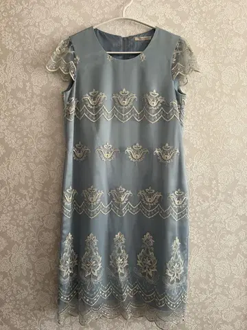 Rose Tiara 스카이블루 자수 무릎 기장 원피스 반팔