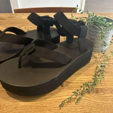 Teva 블랙 플립플랍