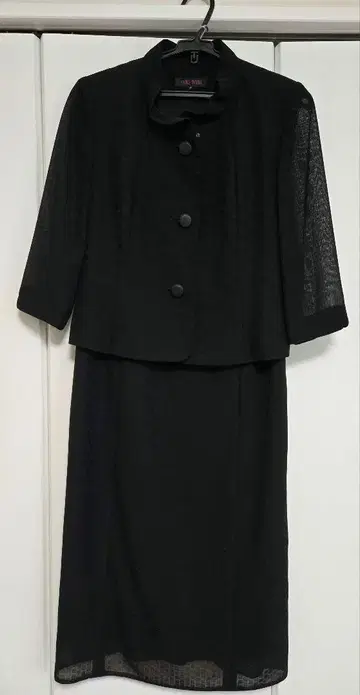 YUKI TORII 블랙 정장 셋업