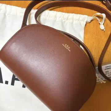 [새상품급] A.P.C 하프문 미니 브라운