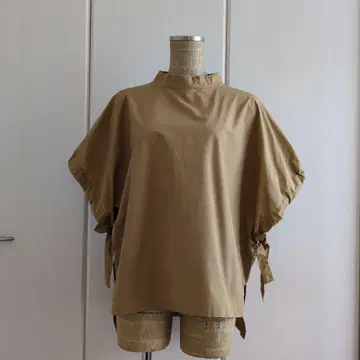 르샹떼 베이지 반팔 셔츠 사이드 리본 포함