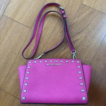 MICHAEL KORS 핑크 숄더백 스터드 장식