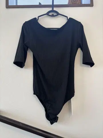 HANNE 오픈 백 하프 슬리브 바디수트