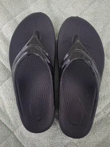 우메가 OOFOS 리커버리 샌들 블랙