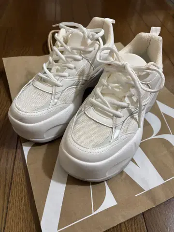 ZARA 화이트 통굽 스니커즈 37