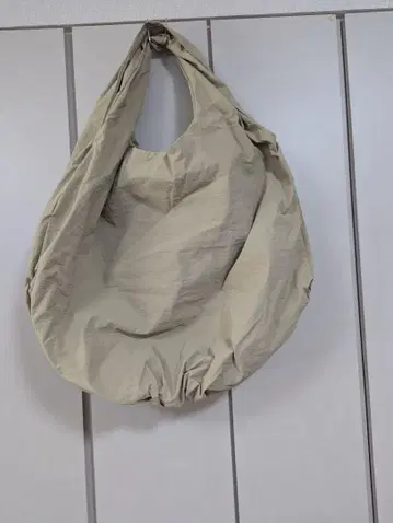 베이지 숄더백