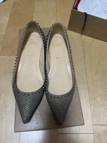Christian Louboutin 스파이크 플랫슈즈