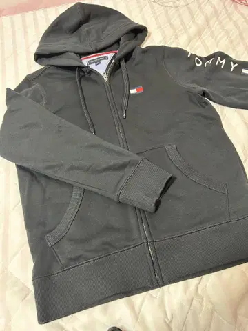 TOMMY HILFIGER 후드티와 네이비 T셔츠